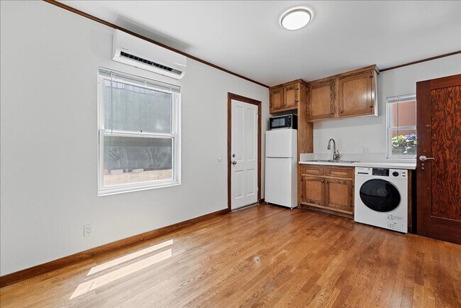Building Photo - Studio Apartment With In-Unit Laundry!