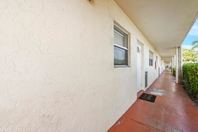 Building Photo - 9851 Sandalfoot Blvd