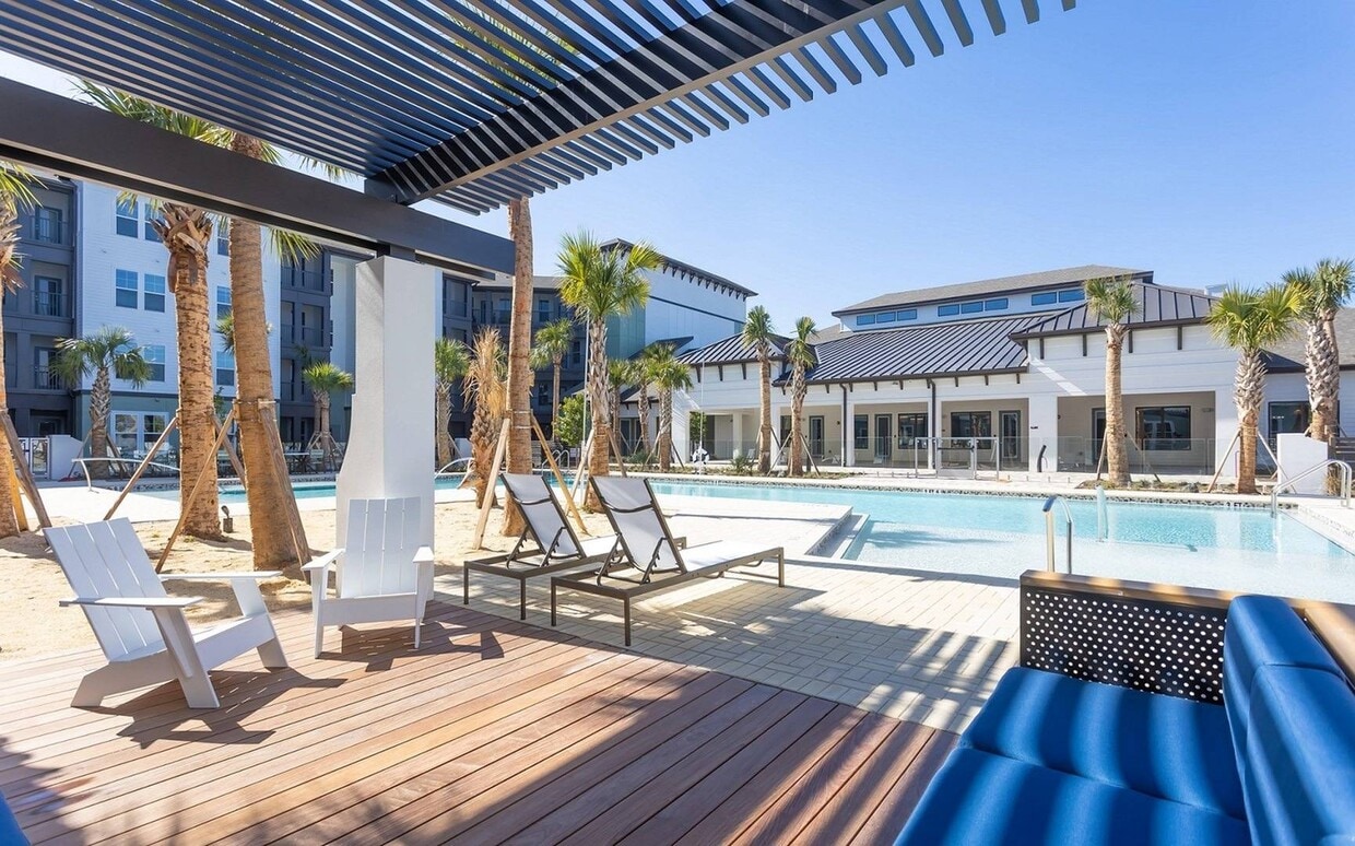 Asientos al aire libre y área de entretenimiento - Mariblu Hunters Creek 55+ Active Adult Apartment Homes