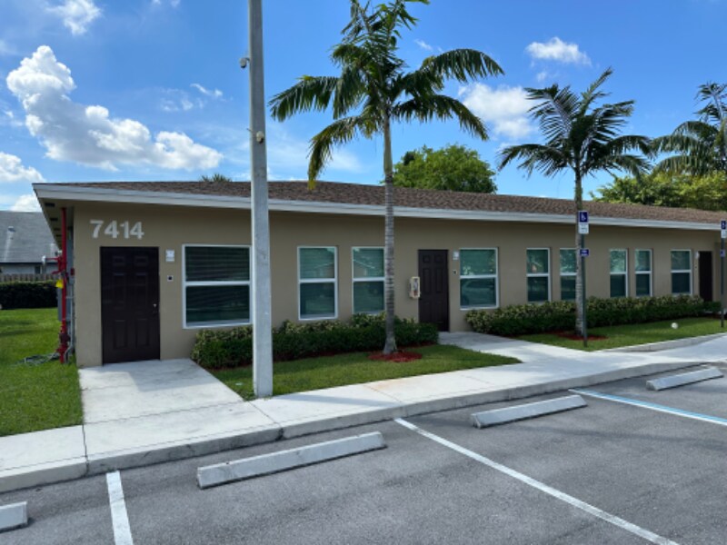 Foto principal - 7400-7414 SW 10th Ct