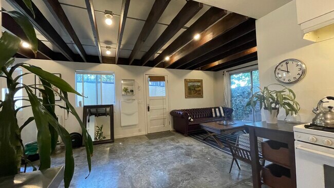 Apartment - 1639 N Benton Way
