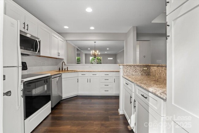 Foto del edificio - 9022 Roseton Ln