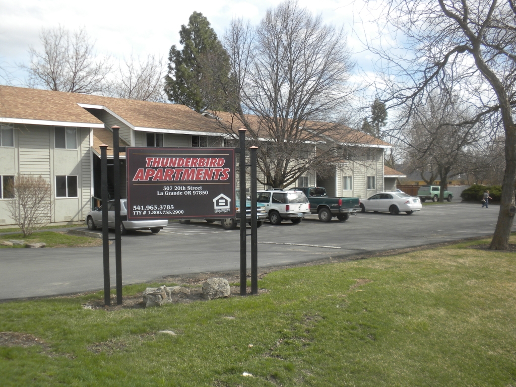 Primary Photo - Thunderbird Apartments