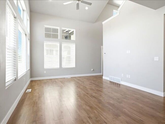 Building Photo - Herriman Lovely 3 bed, 2.5 bath Townhome