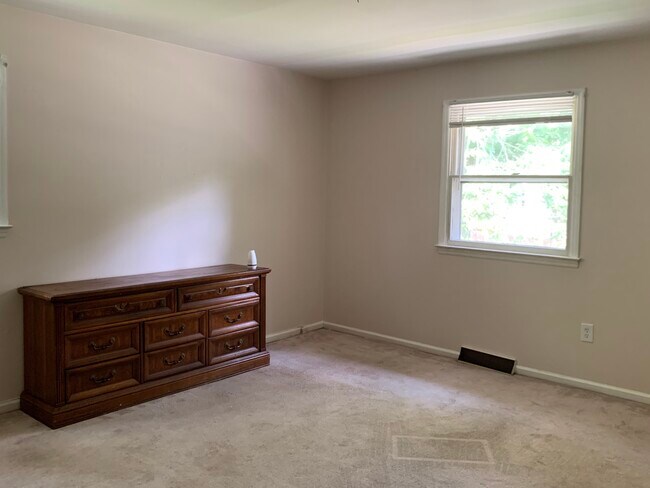Dormitorio - 301 Lehigh Rd N