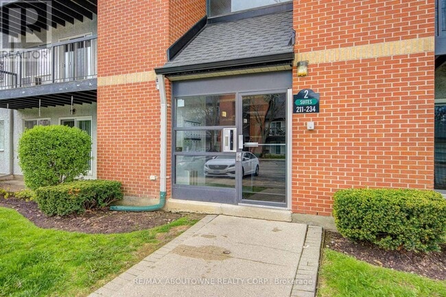 Building Photo - 1450 Glen Abbey Gate