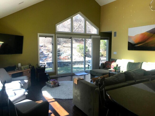 Foto del edificio - 70 Lovett Rd