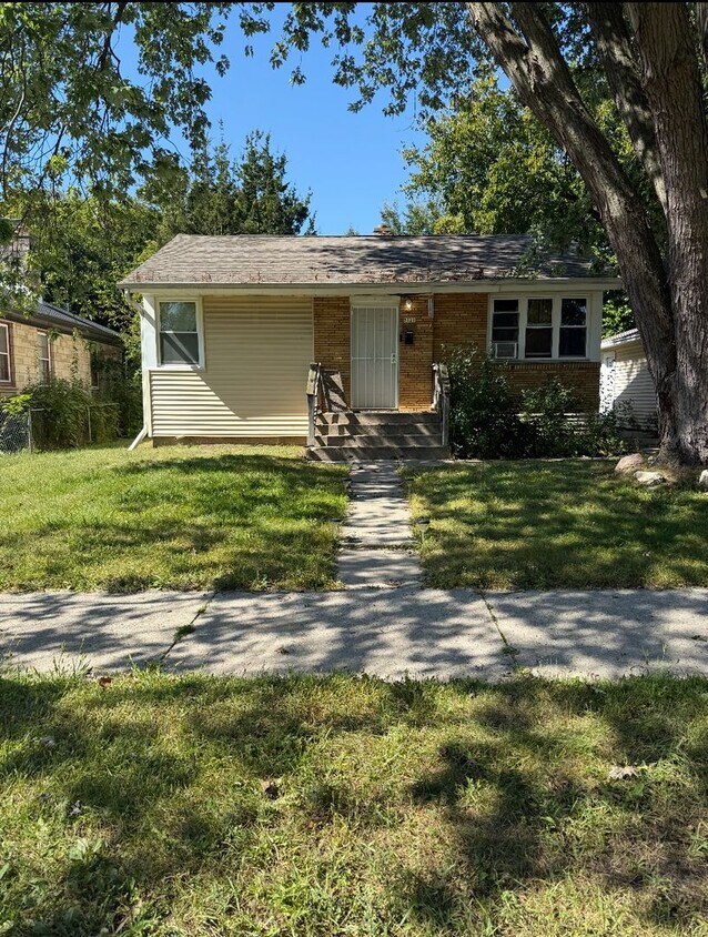 Primary Photo - REDONE 3BR SINGLE FAMILY, HUGE YARD, GARAG...