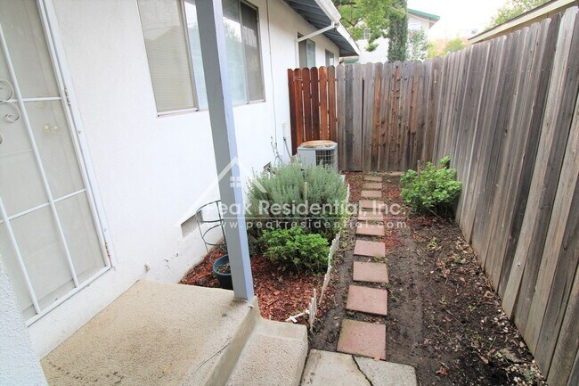 Building Photo - 2 br, 1 bath House - 6024 Rye Way