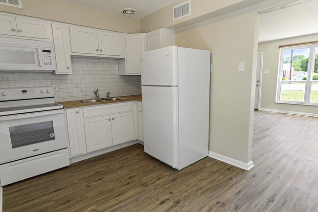 Kitchen - 1255 S New Florissant Rd