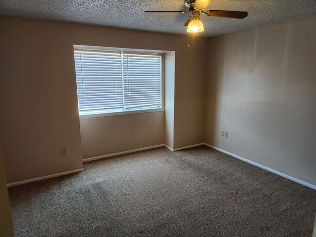 Building Photo - 2 bedroom 2 bath town home in a gated comm...