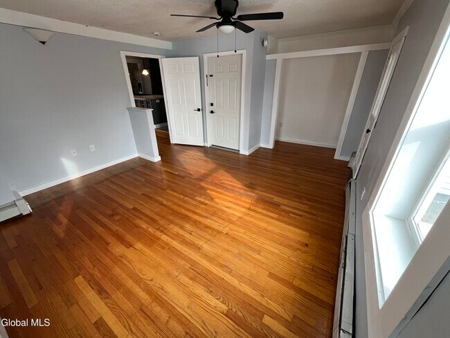 Foto del edificio - 715 Hudson Ave