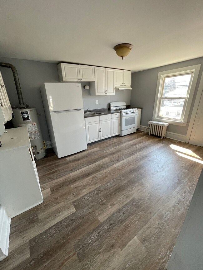 Kitchen - 1 E Roland Rd