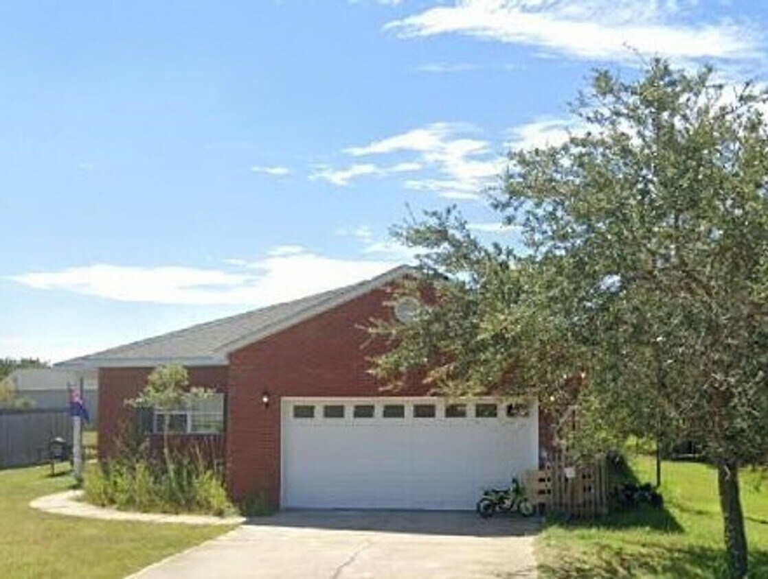 Foto principal - Gorgeous 3-Bedroom/ 2-Bath Home $2200/ mo.