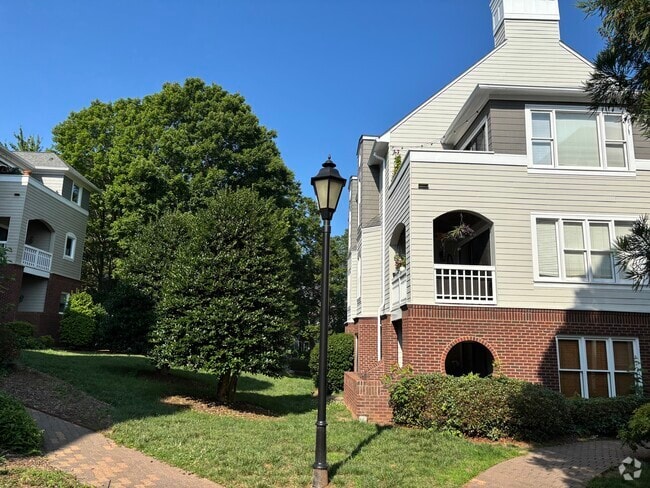 Building Photo - 1021 Brighthurst Dr