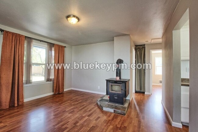 Building Photo - Updated 2 Bed, 1 Bath Bungalow in Harney H...