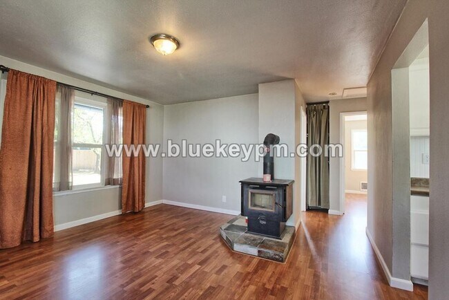 Foto del edificio - Updated 2 Bed, 1 Bath Bungalow in Harney H...