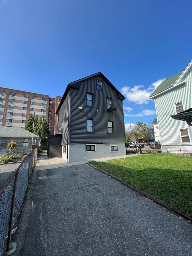 Building Photo - 39 Schofield St