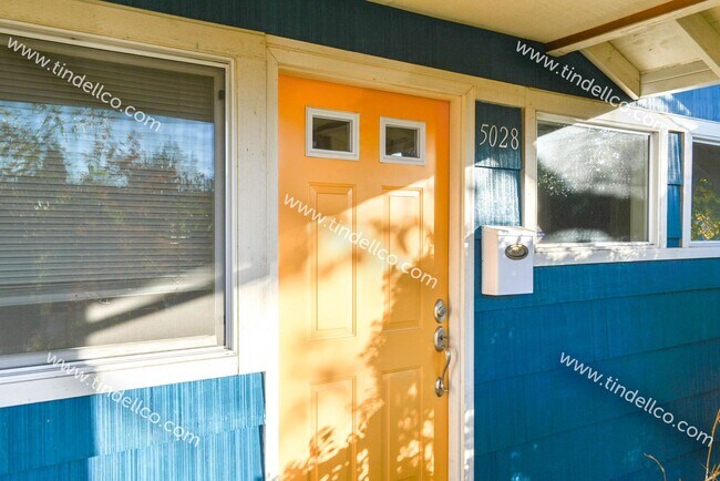 Building Photo - Updated Home One Block from Alberta. Lots ...
