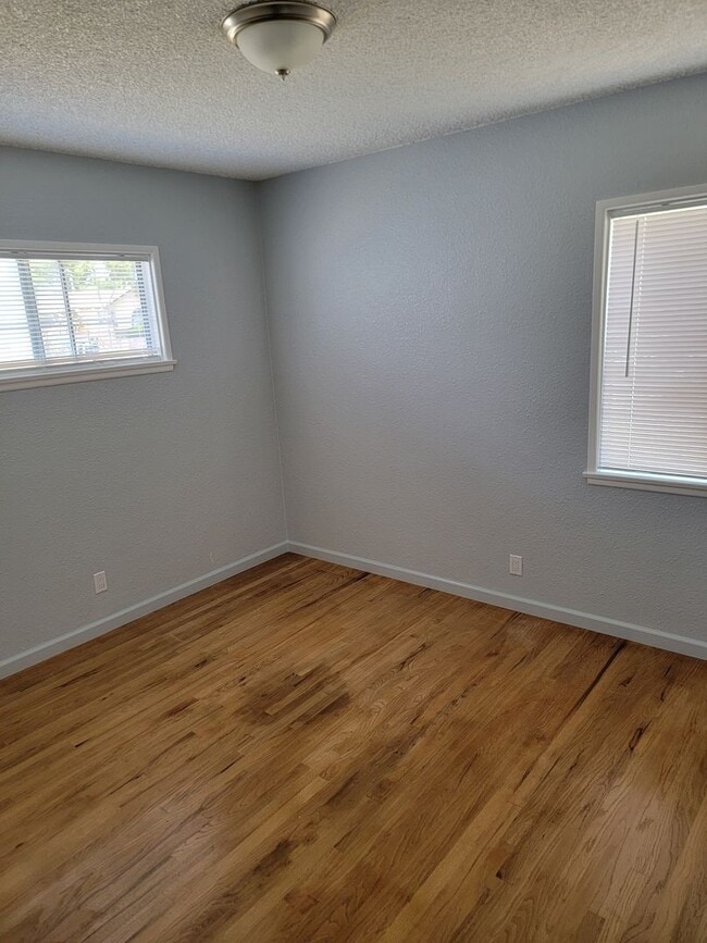 Building Photo - Large 3 bedroom 1 bath house for rent.