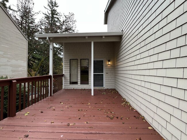 Foto del edificio - Spacious 3-Bedroom Home with Vaulted Ceilings, Modern Kitchen & Scenic Deck