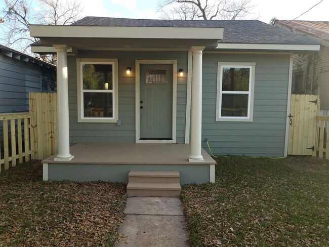 Building Photo - 1016 Center St