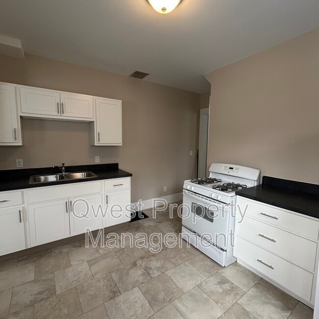 Building Photo - 218 Travis St NE