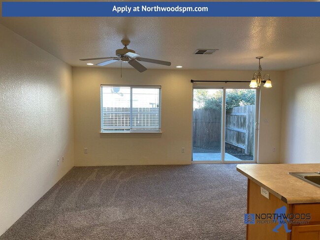 Building Photo - Very Nice 2 Bedroom 2 Bath 2 Story Townhom...