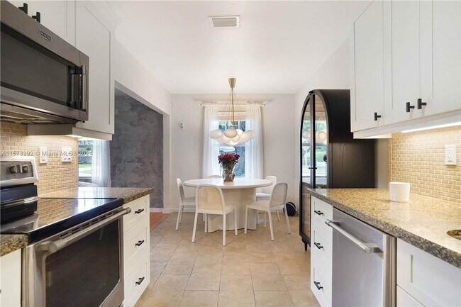 Building Photo - 1645 NE 9th Avenue West, Fort Lauderdale, ...