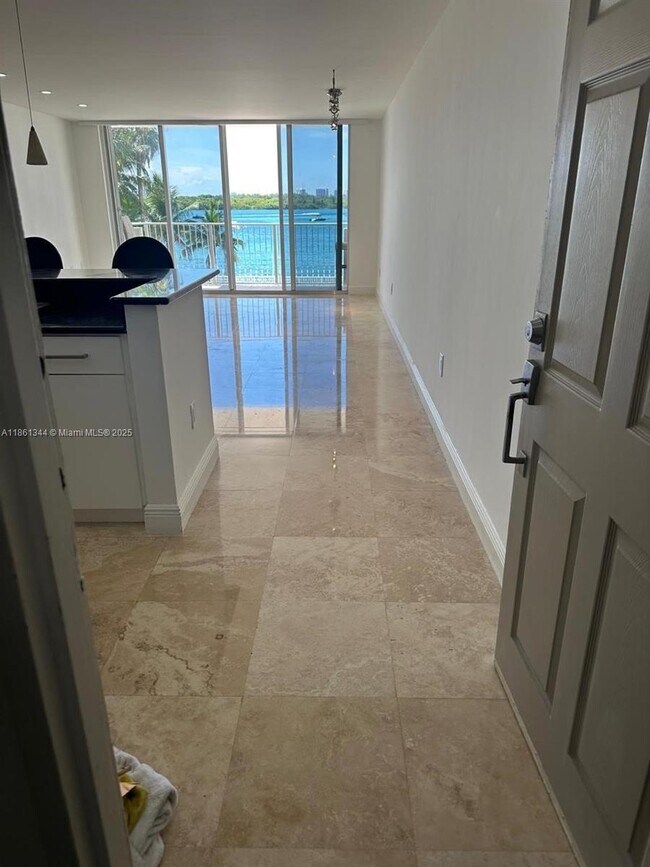 Foto del edificio - 10350 W Bay Harbor Dr