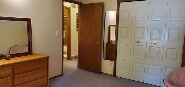 Building Photo - Private 2nd floor in shared North Boulder ...