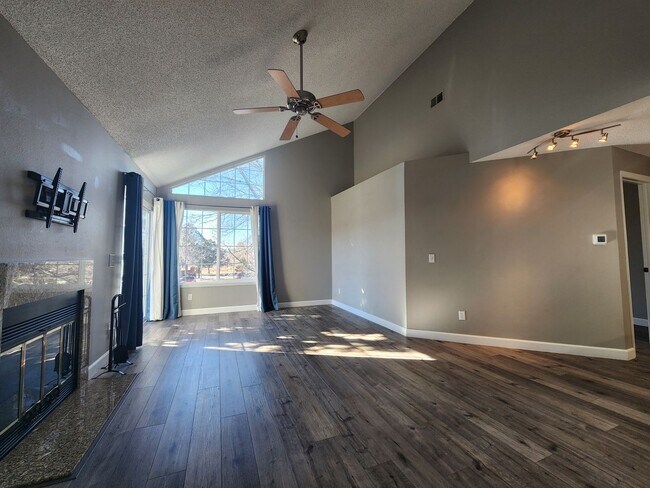 Building Photo - Stunning 1 Bed 1 Bath In Perfect Locations!