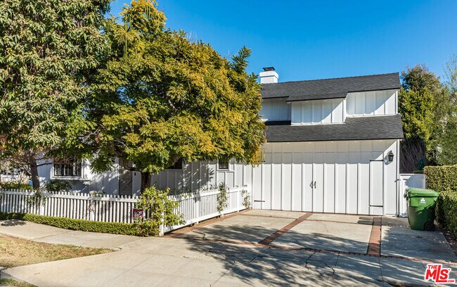 Building Photo - 548 Alma Real Dr