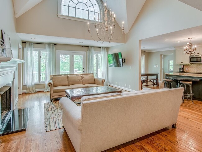 Building Photo - Beautiful Home in Private Wooded Setting m...