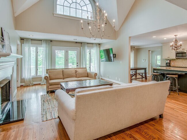 Foto del edificio - Beautiful Home in Private Wooded Setting m...
