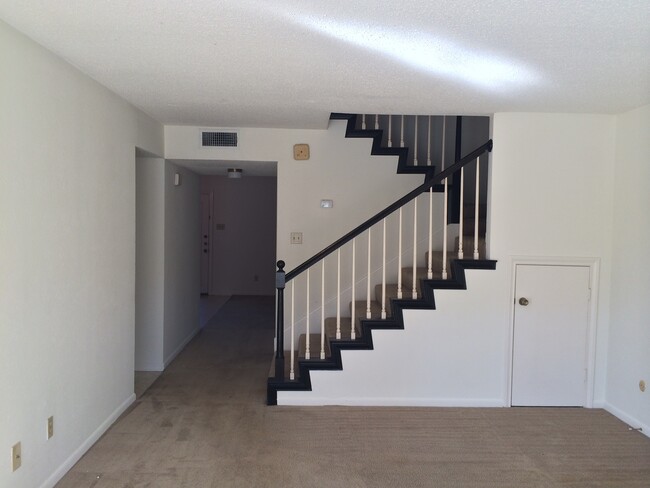 Building Photo - Townhome *LEASING SPECIAL AVAILABLE*