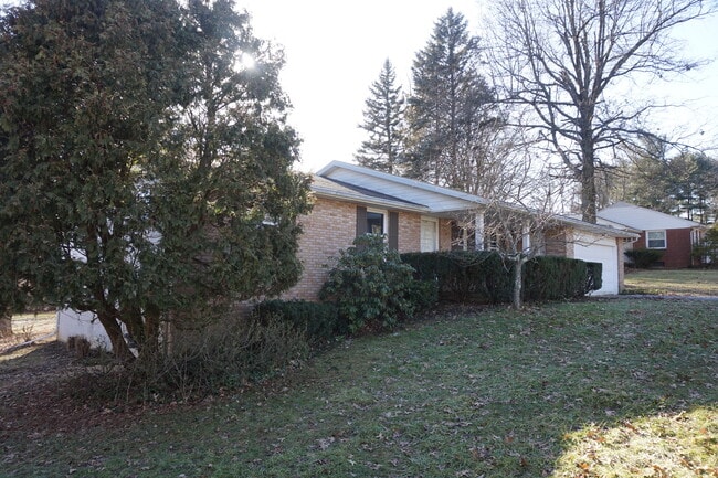 Building Photo - 641 Orchard Dr W