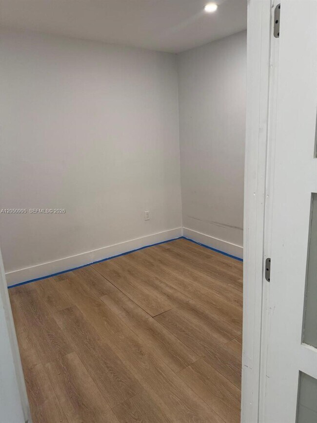 Foto del edificio - 765 W 70 Pl
