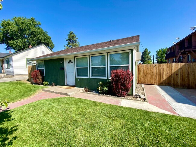 Foto del edificio - Updated Selah Home with Large Yard