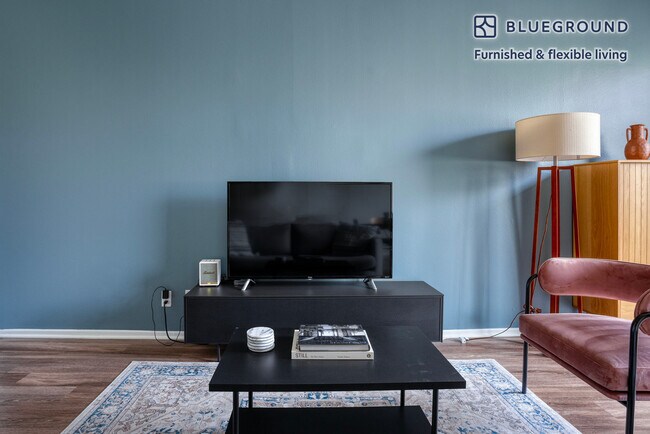 Foto del edificio - 467 S Arnaz Dr