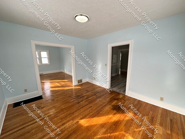 Building Photo - NW Side Rehabbed Large Two Bedroom Upper Unit