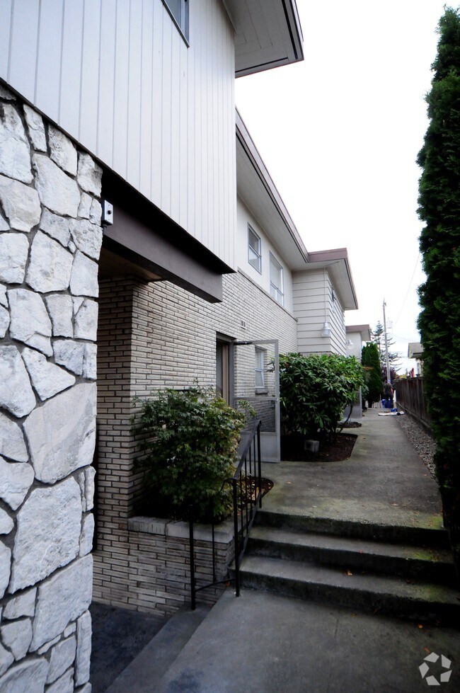 Building Photo - 6011 California Ave SW