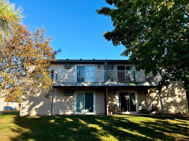 Building Photo - 1613 Redwood Dr