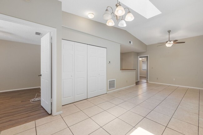 Building Photo - New Winter Garden Rental