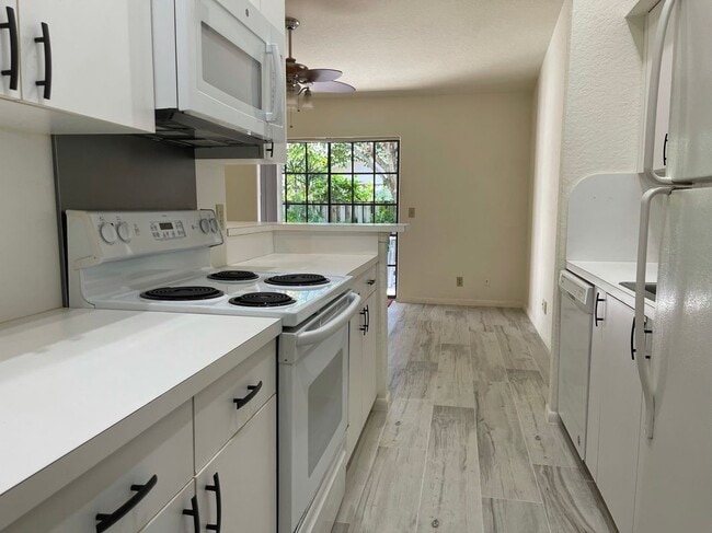 Foto del edificio - 654 Manor Dr