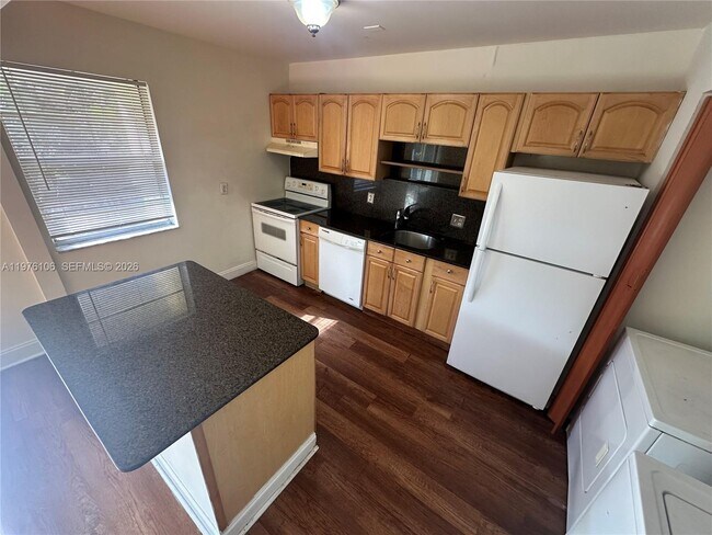 Foto del edificio - 3033 NW 68th St
