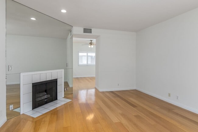 Building Photo - Bright End-Unit Townhouse in Shady Grove w...