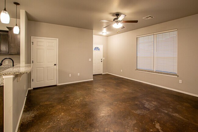 Building Photo - 3-Bed, 2-Bath Duplex with Waterway Views -...