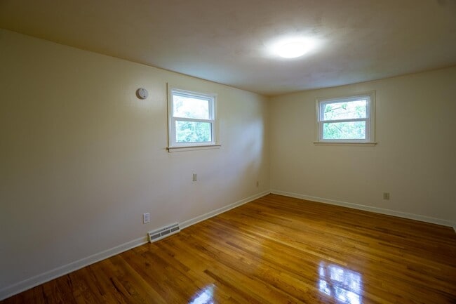 Building Photo - 3 Bedroom with New Kitchen, Bathroom and H...