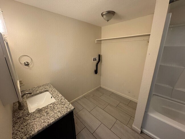Foto del edificio - $1000- 3 bed 1 bath - Single Family Home